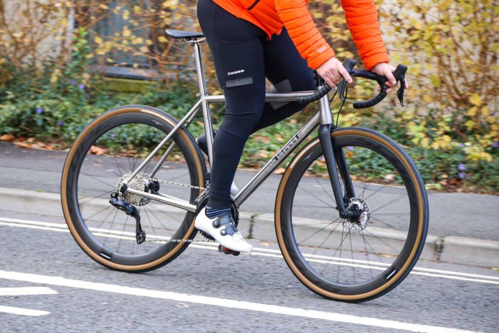 2022 J Guillem Major Shimano 105 Di2 – riding 1.jpg