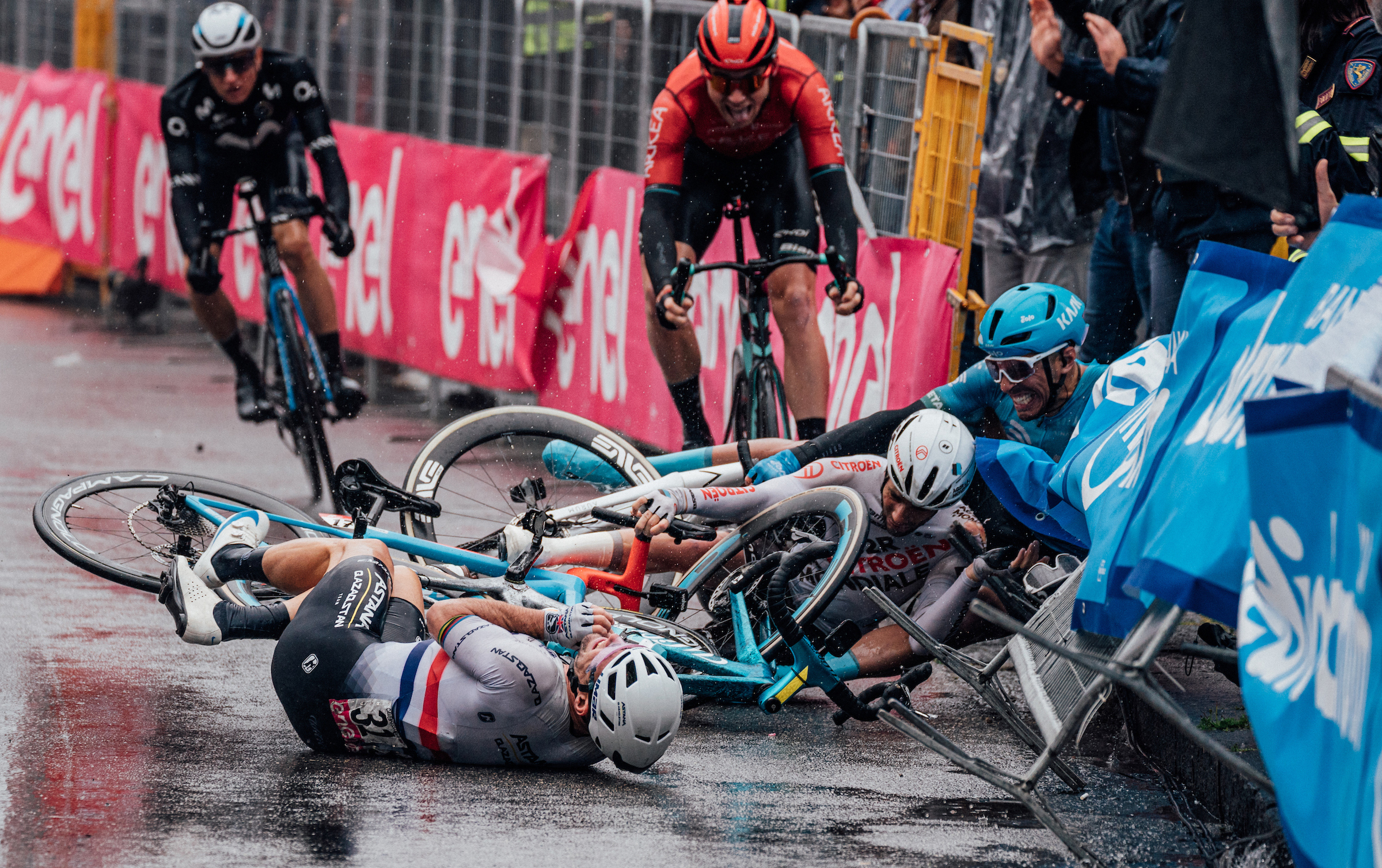 Mark Cavendish Giro d&rsquo;Italia stage five crash 2023 (Zac Williams/SWpix.com)