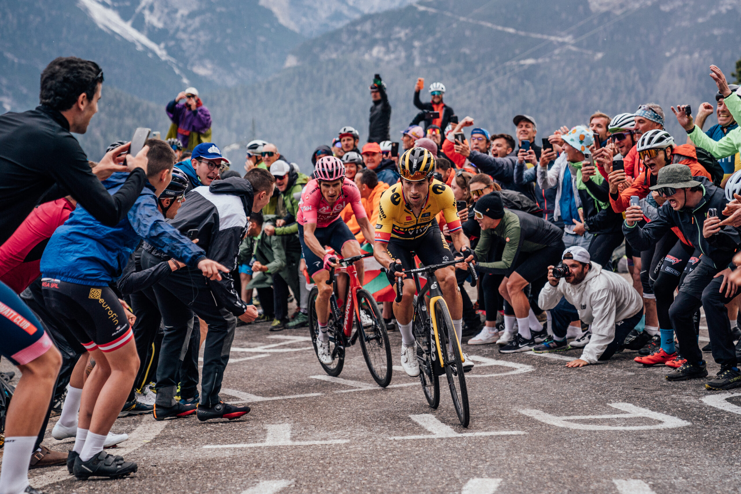 Primož Roglič and pink jersey Geraint Thomas go head to head on Tre Cime di Lavaredo at the 2023 Giro d’Italia (Zac Williams/SWpix.com)
