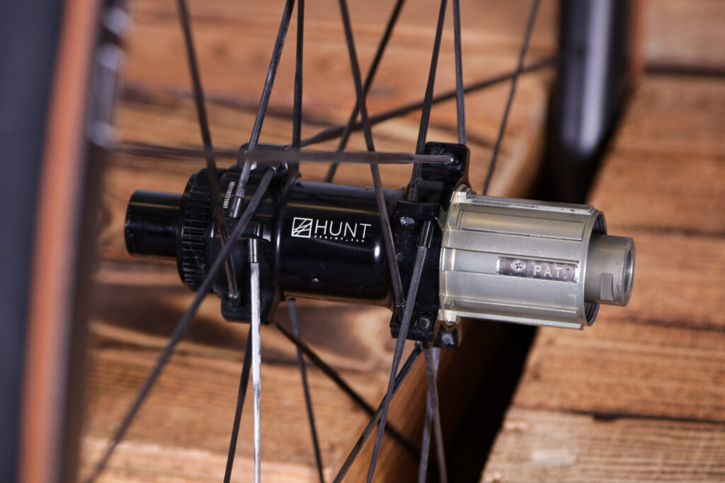 2022 Hunt 32 Aerodynamicist UD Carbon Spoke – rear hub.jpg