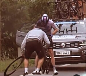 Chris Froome disc brake wheel change screenshot 1 – via Instagram Reels