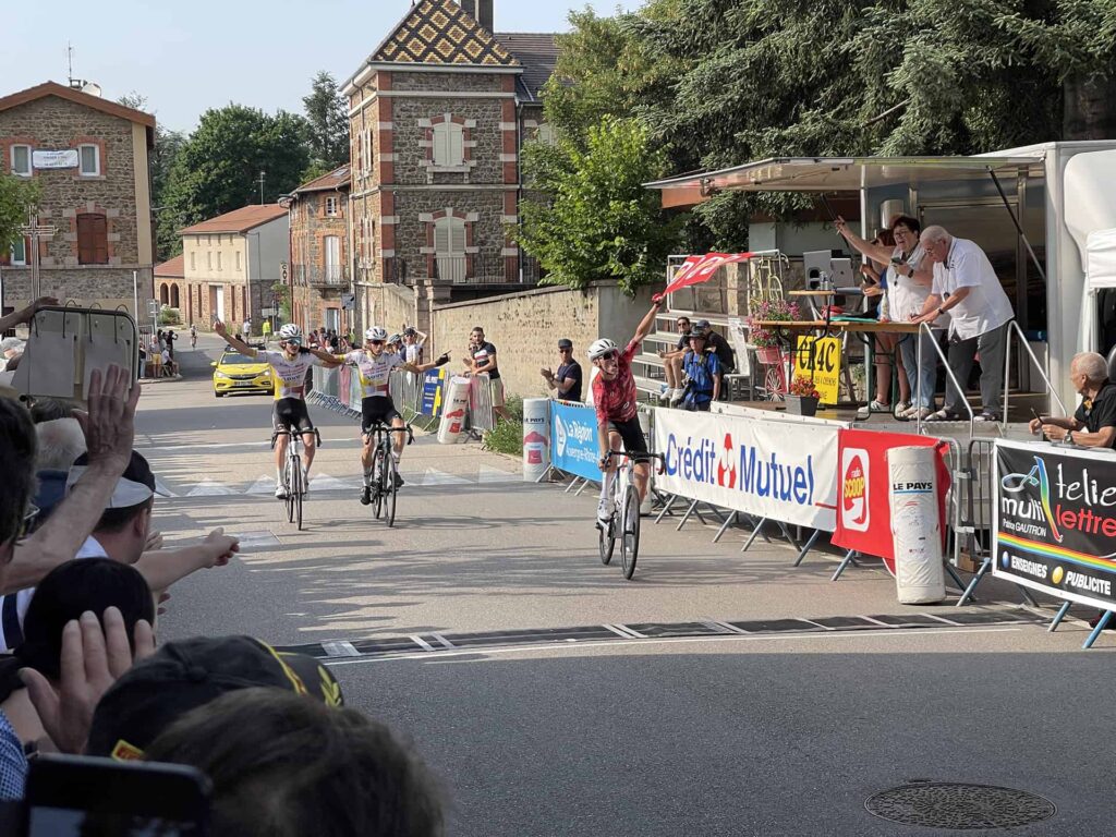 Rémi Arsac and Charly Merle lose to Simon Ruet after celebrating too early at the Critérium de Saint-Symphorien-sur-Coise in eastern France