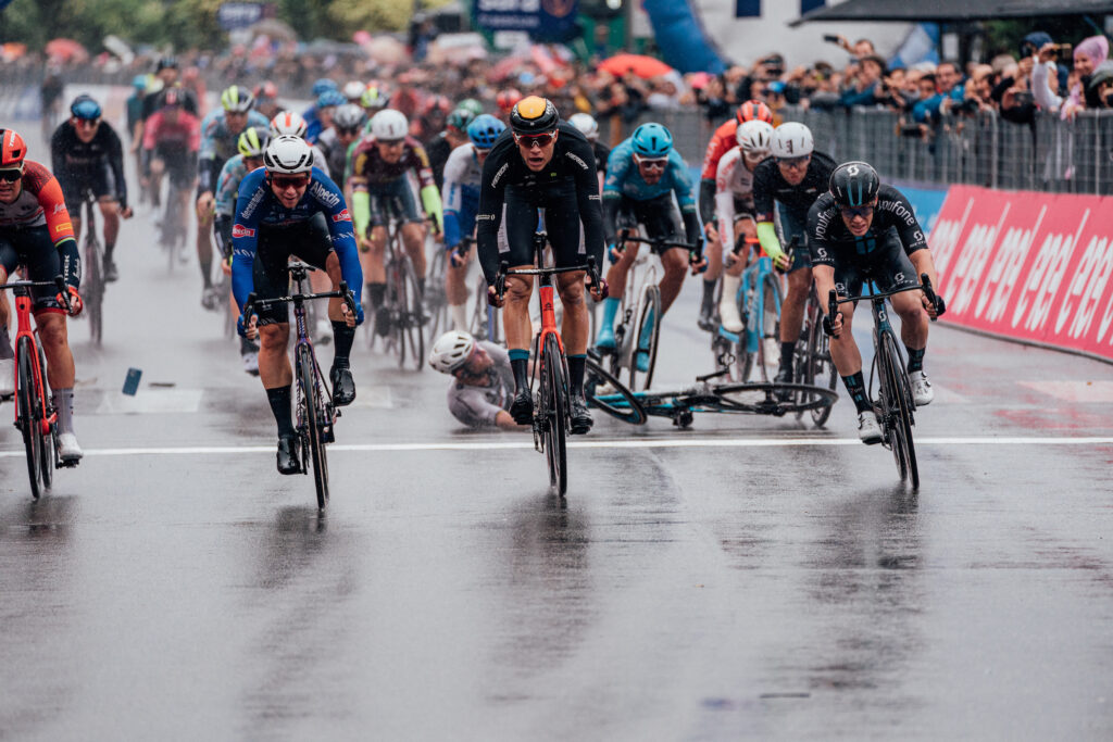 Mark Cavendish Giro d&rsquo;Italia stage five crash 2023