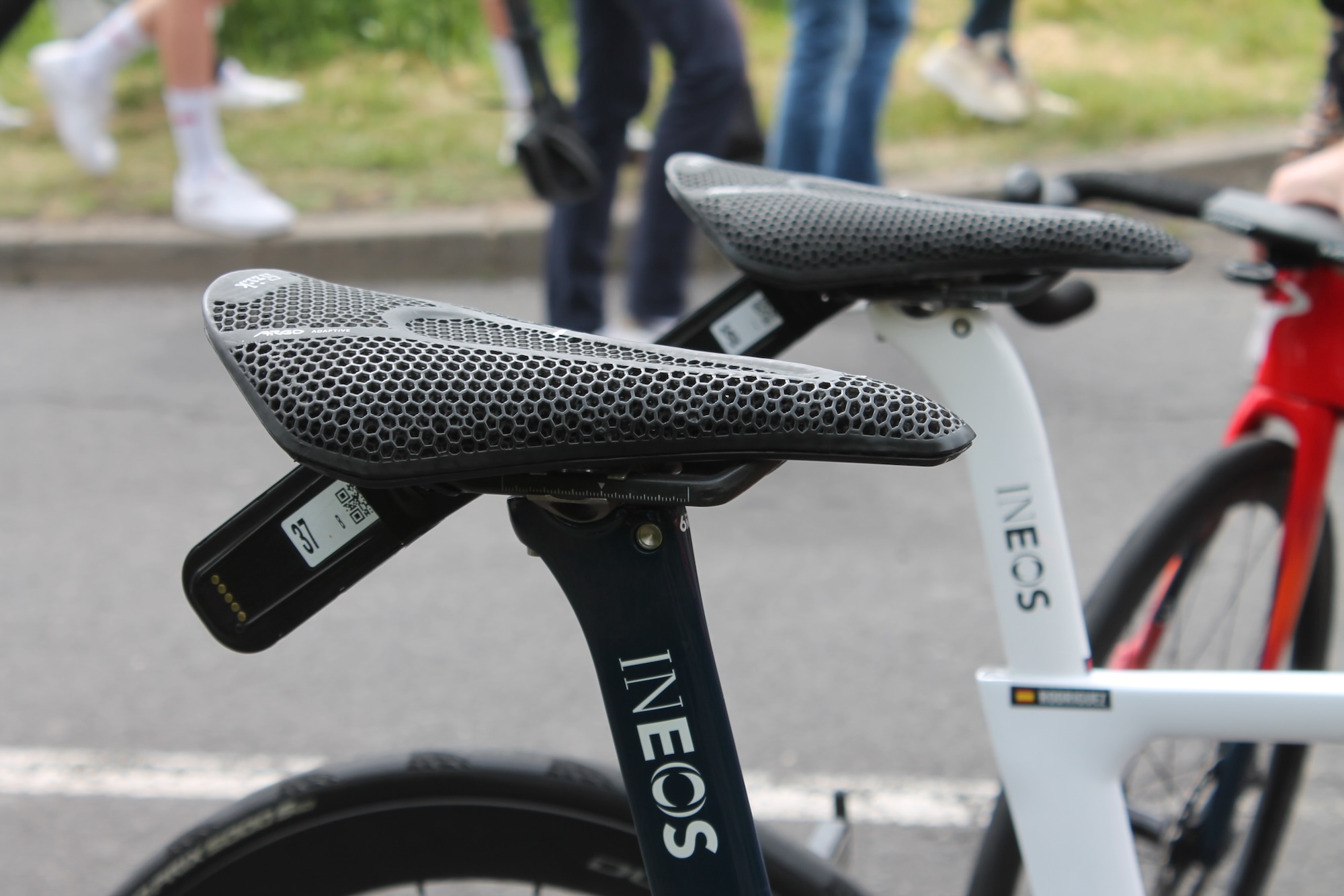 2023 Dauphine Ineos Turner Fizik Argo Adaptive road bike saddle &ndash; 1