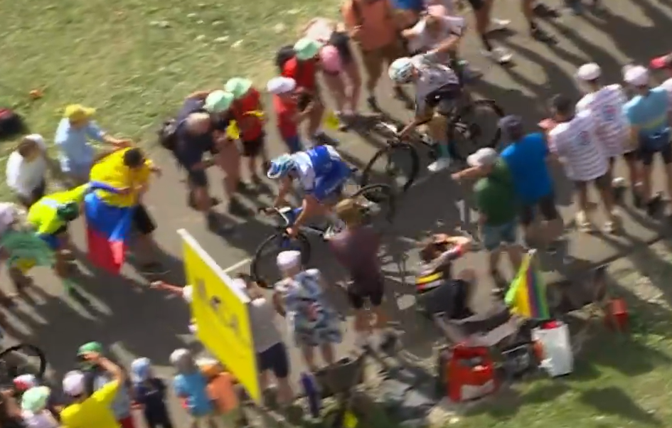 Pello Bilbao hits spectator during stage 17, Tour de France