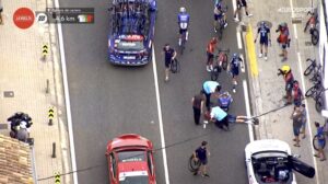 Thymen Arensman crash, Vuelta stage 7 2023 (Eurosport/GCN+)