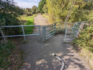 Kissing gate on shared-use path in Trotshill, Worcester