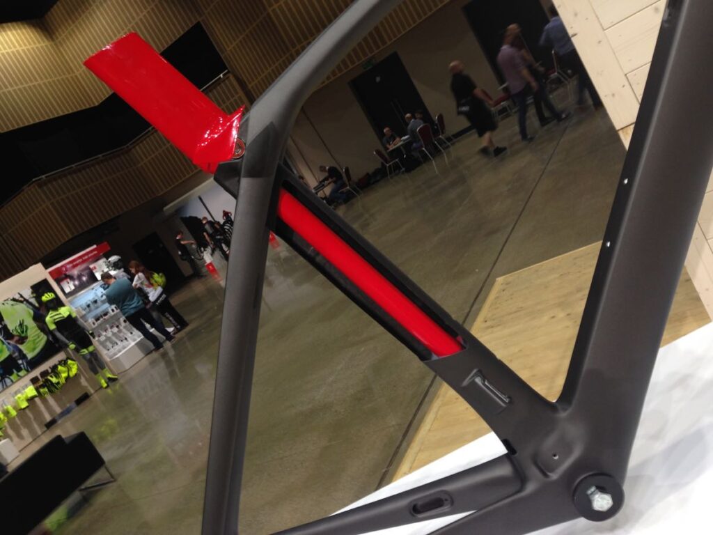 Trek Madone 9 Series cutaway (1)