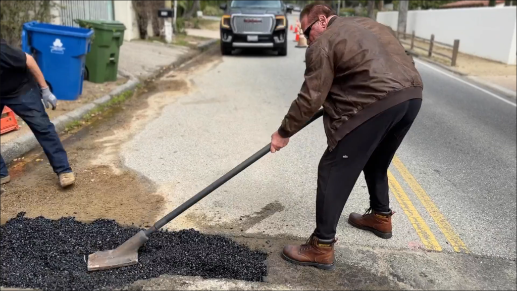 Arnold Schwarzenegger pothole repairing (Twitter/Arnold Schwarzenegger)
