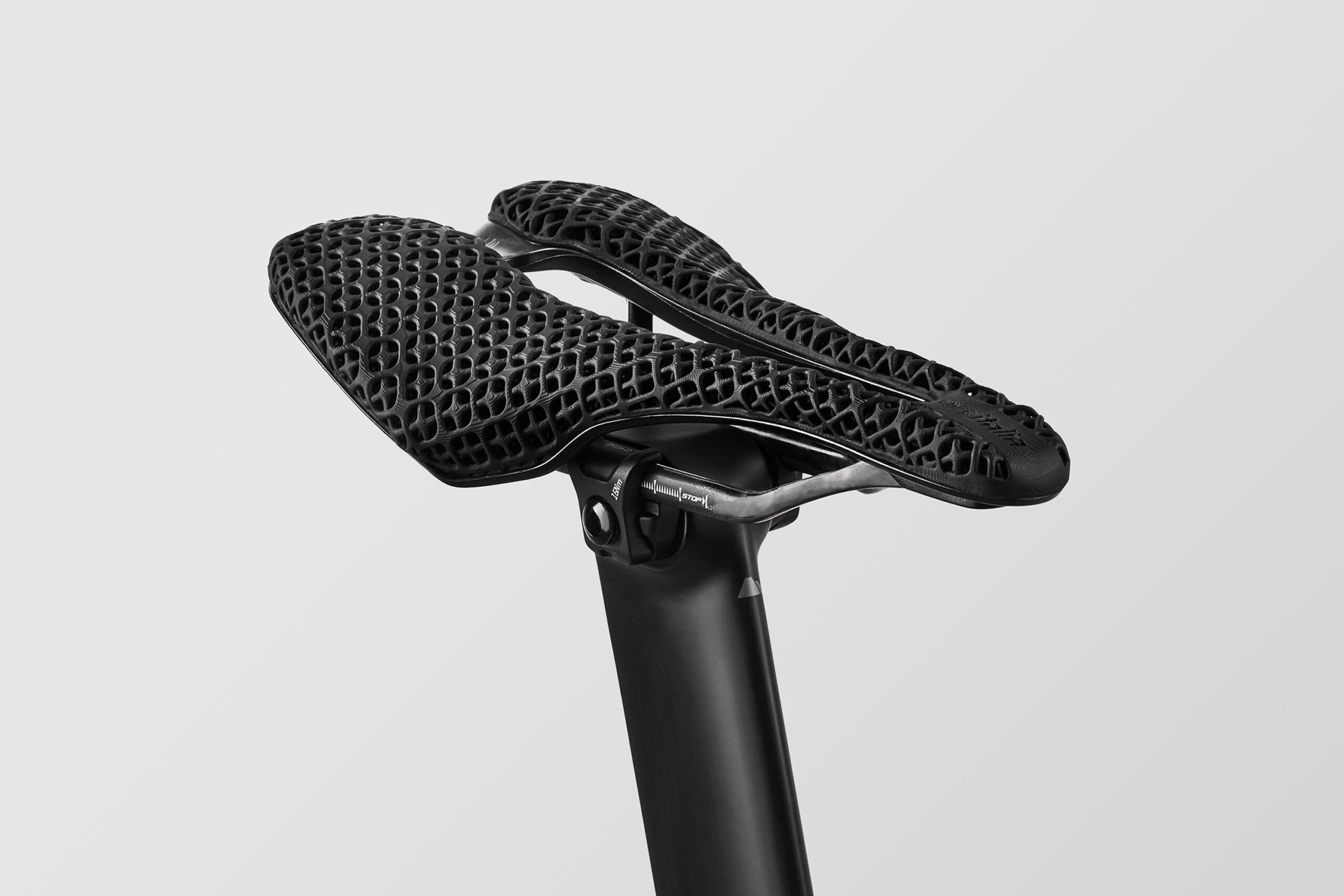 2023 Canyon Aeroad CFR Cosmos bike at bedtime4