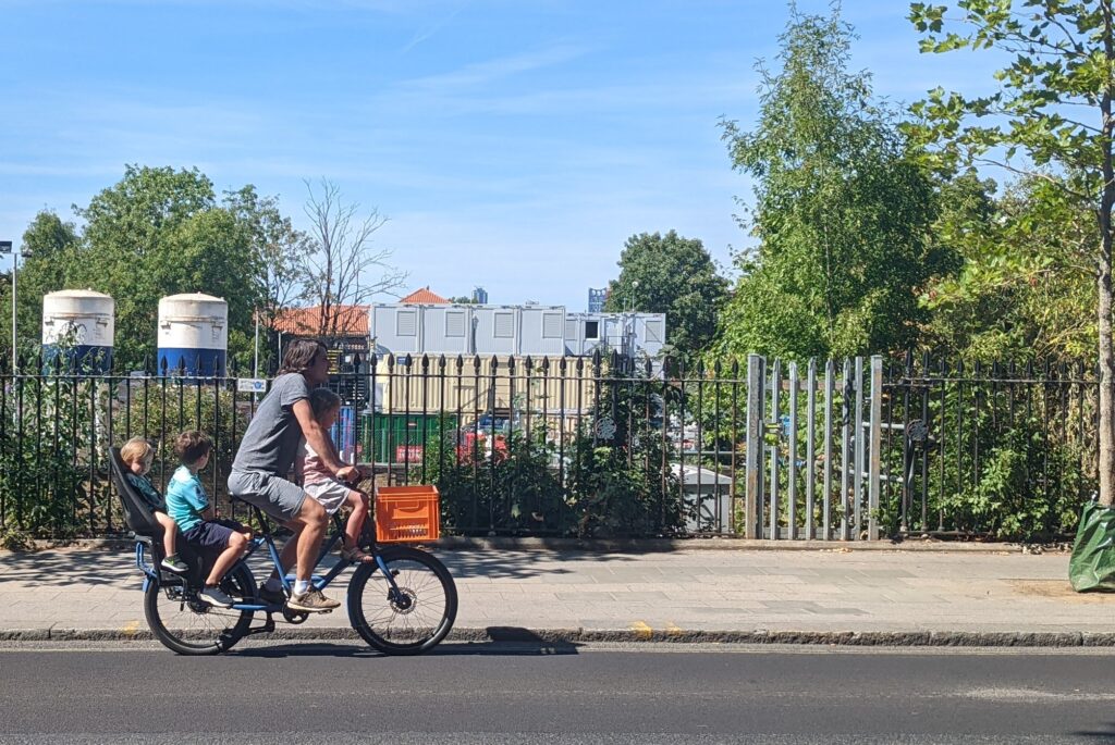 Cargo bike – Dad plus kids, London © Simon MacMichael.jpeg