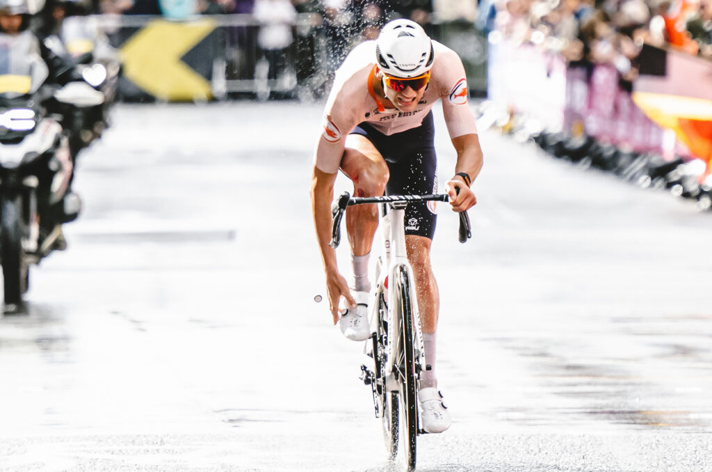 Van der Poel ripping off his shoe&rsquo;s BOA dial, UCI World Championship Glasgow 2023