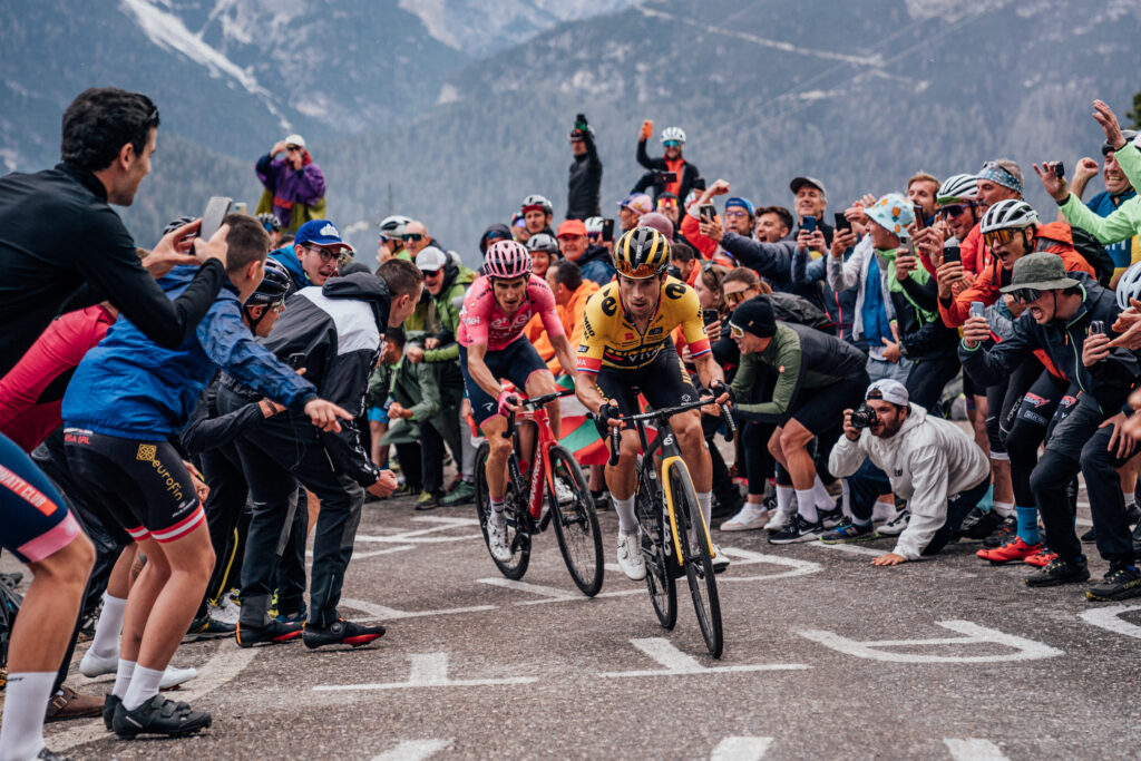 Primož Roglič and pink jersey Geraint Thomas go head to head on Tre Cime di Lavaredo at the 2023 Giro d&rsquo;Italia (Zac Williams/SWpix.com)