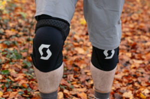 2023 scott grenade evo zip knee pads hero