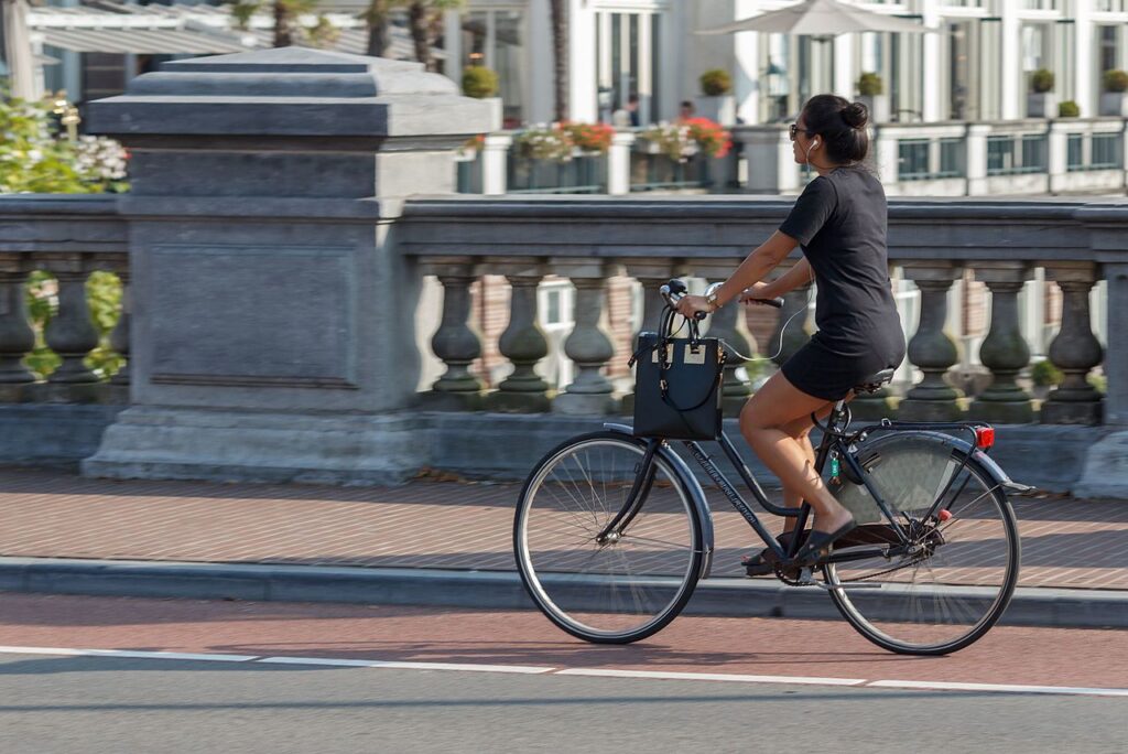 Headphone cyclist crossing De Hogesluis – wikimedia commons