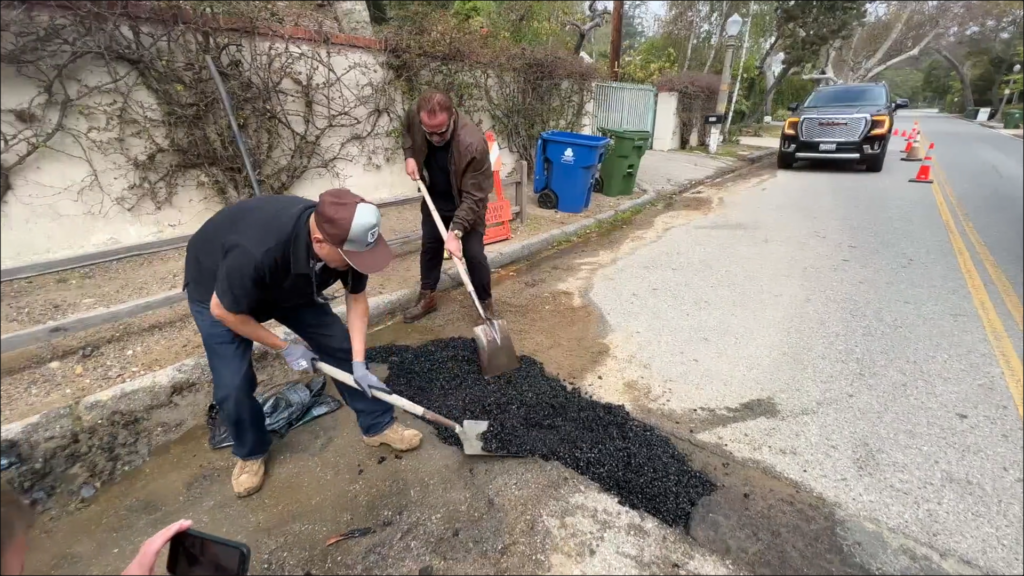 Arnold Schwarzenegger pothole repairing (Twitter/Arnold Schwarzenegger)