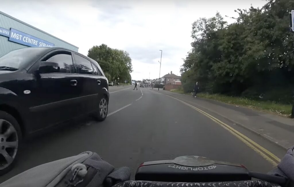 Driver close passing cyclist, Coventry (Twitter: @jaj991)