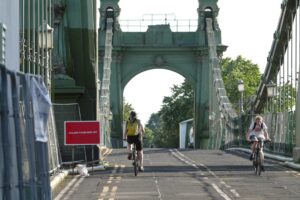 Hammersmith Bridge (copyright Simon MacMichael).JPG