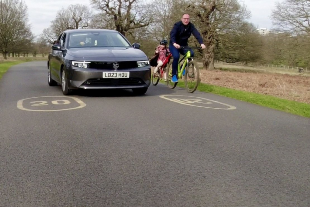 Richmond Park close pass (@ohbee07/Twitter)