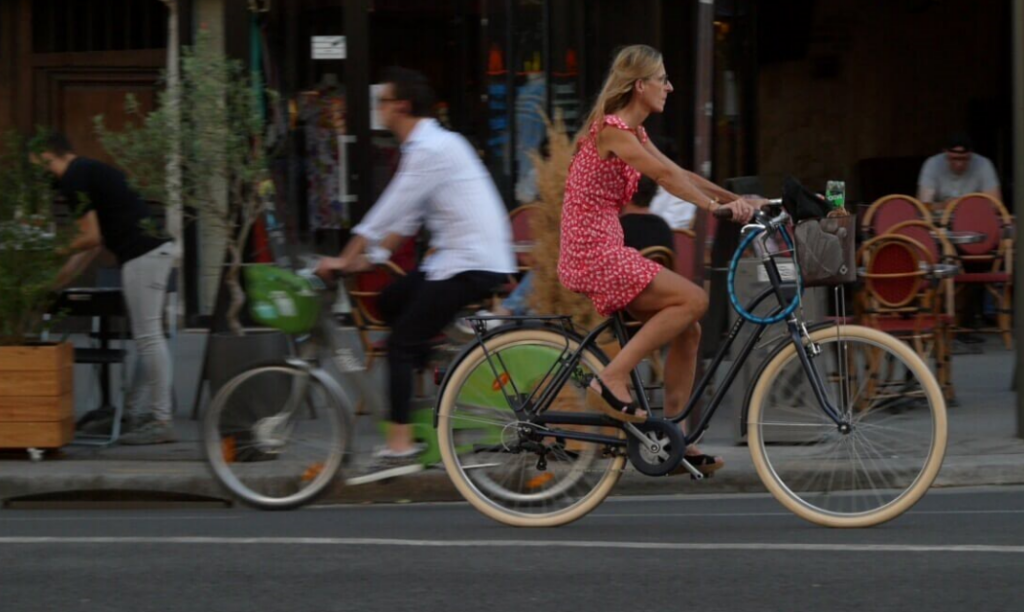 Paris cyclists on Rue Saint-Antoine (picture credit Simon MacMichael).PNG