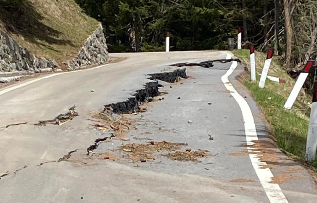 Cracks on Stelvio