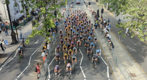 RideLondon Classique peloton at Embankment, May 2023 (copyright Simon MacMichael)