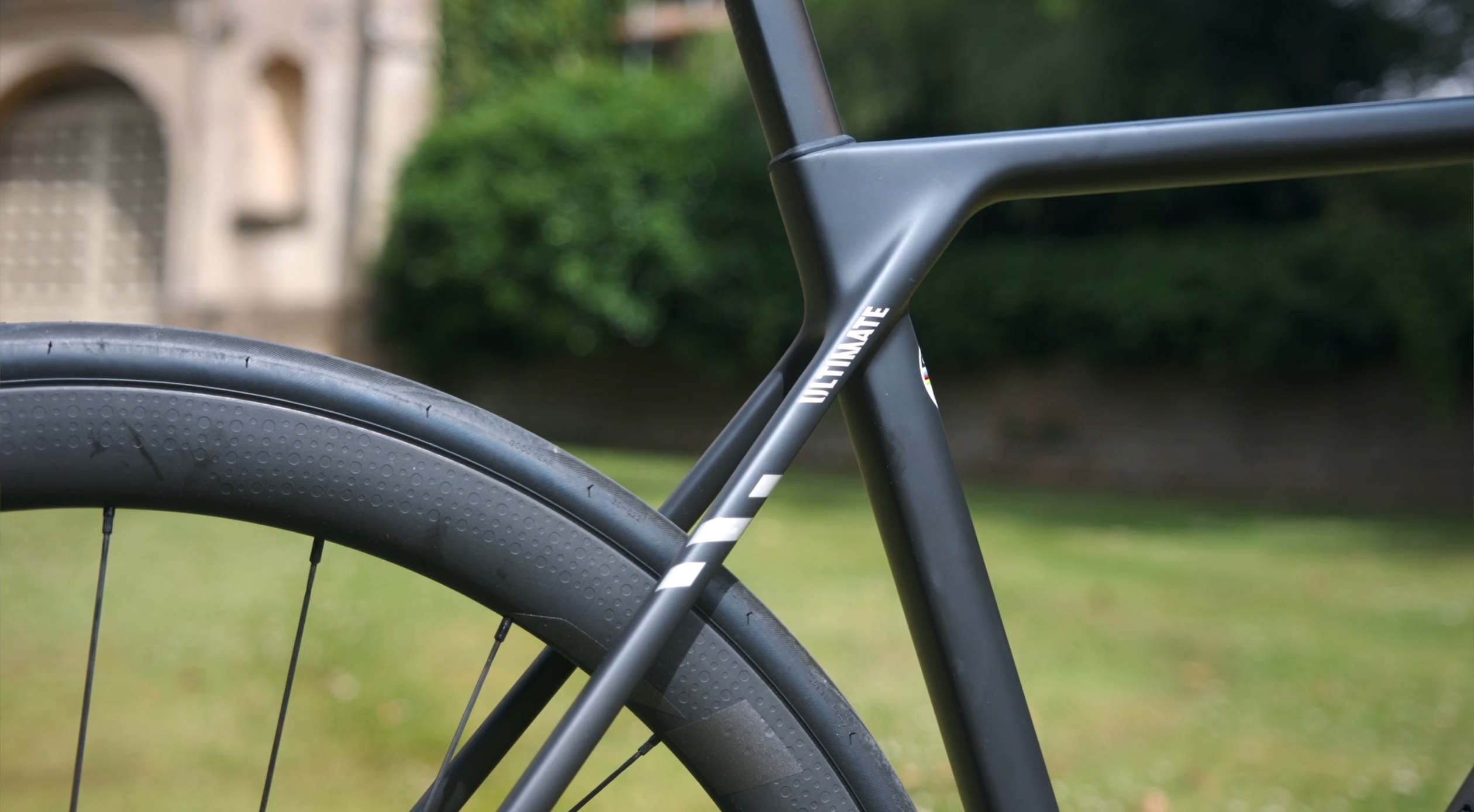 2024 midrange bike vs superbike canyon ultimate cfr 2