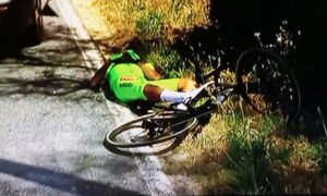 Mauricio Moreira collapses on the side of the road ill at 2024 Volta a Portugal