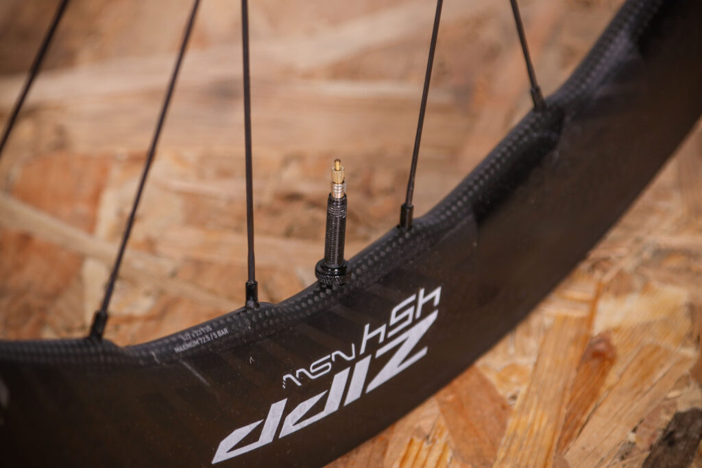 2022 Zipp 454 NSW Carbon Tubeless Disc-brake wheelset – valve.jpg