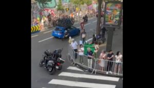 Anna Henderson collides with Shimano neutral service car during 2024 Olympic road race