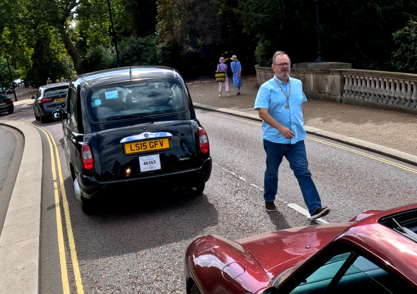 Driver leaves cab to warn phone-using motorist