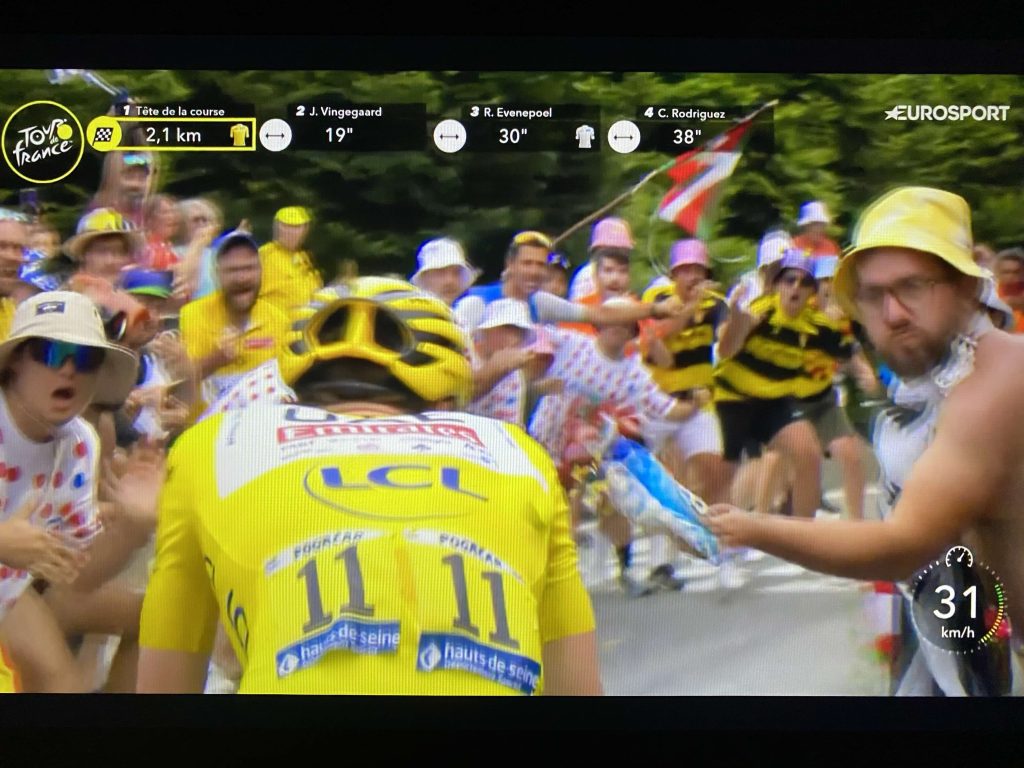 Spectator throws chips at Pogacar, Tour de France 2024 stage 14