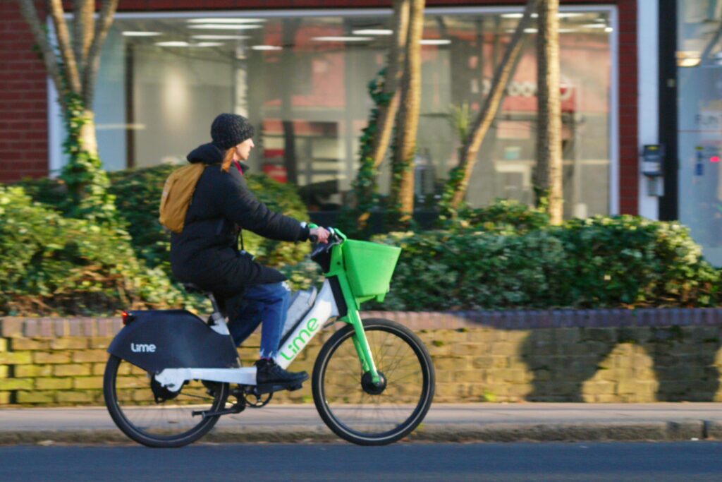 Female commuter cyclist on Lime hire bike -copyright Simon MacMichael
