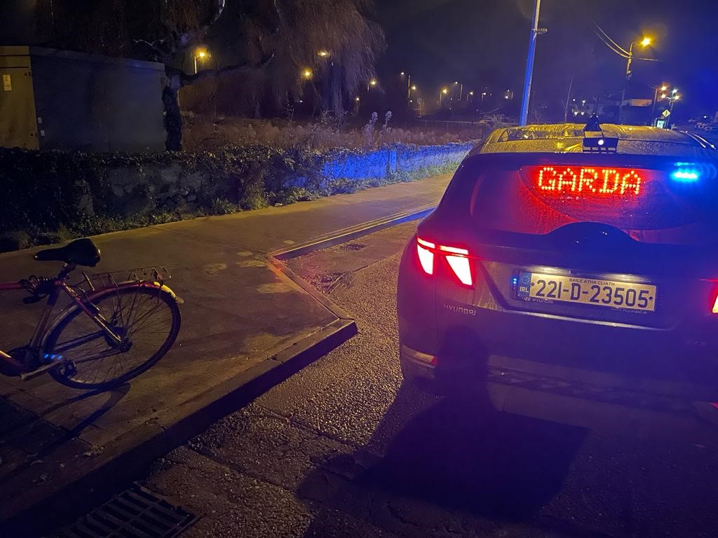 Police in Ireland stop cyclist for not having front or rear lights (Garda Traffic, Twitter)