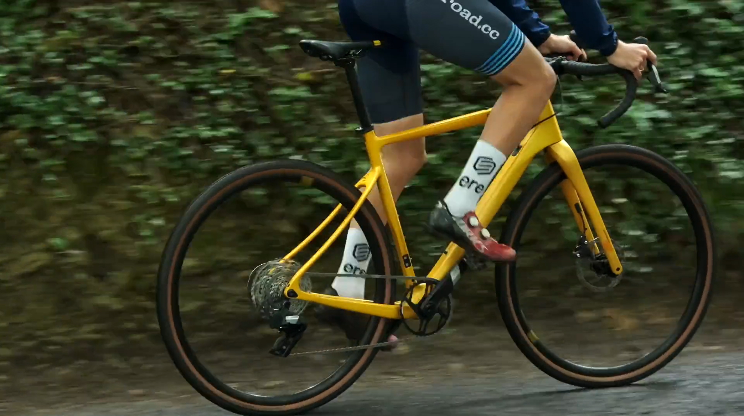 2024 road bike vs gravel bike boardman adv 9.2 climbing