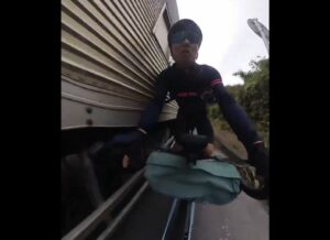 Lorry driver narrowly misses cyclist in shocking close pass in Japan