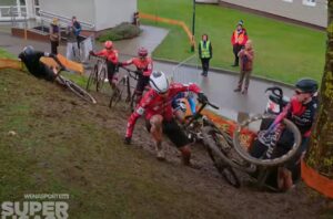 Chaos at Polish cyclocross race (Wena Sport)