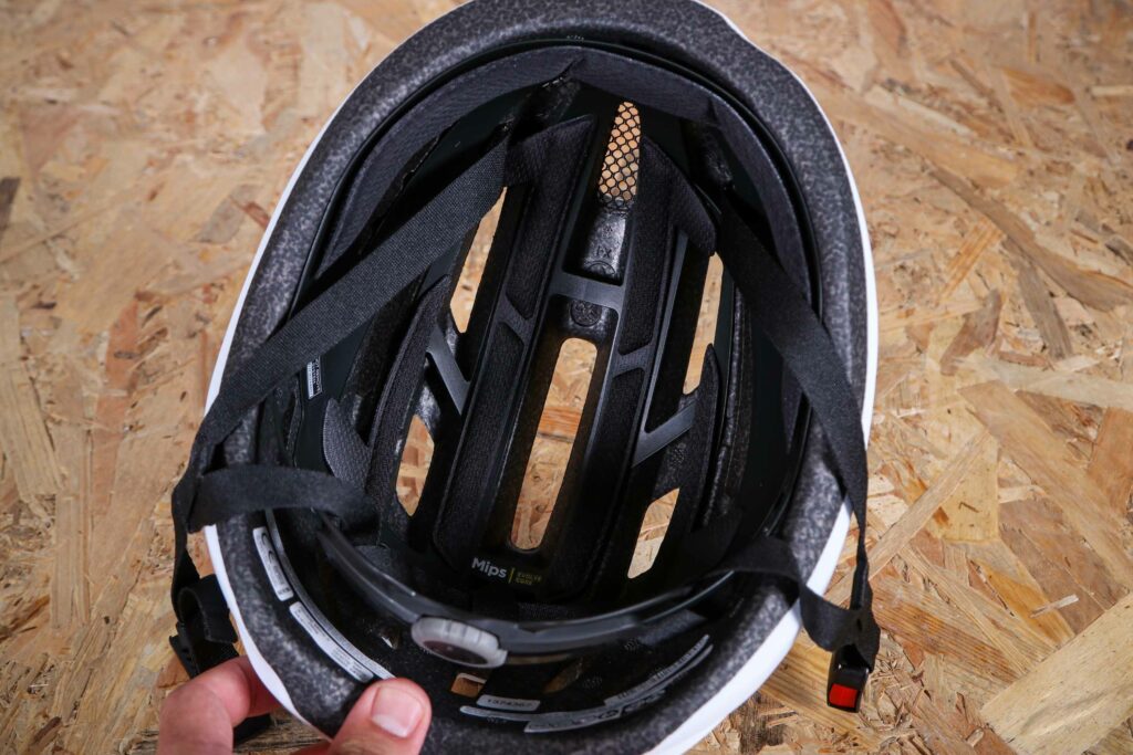 2024 Giro Isode MIPS II Helmet – inside 1.jpg