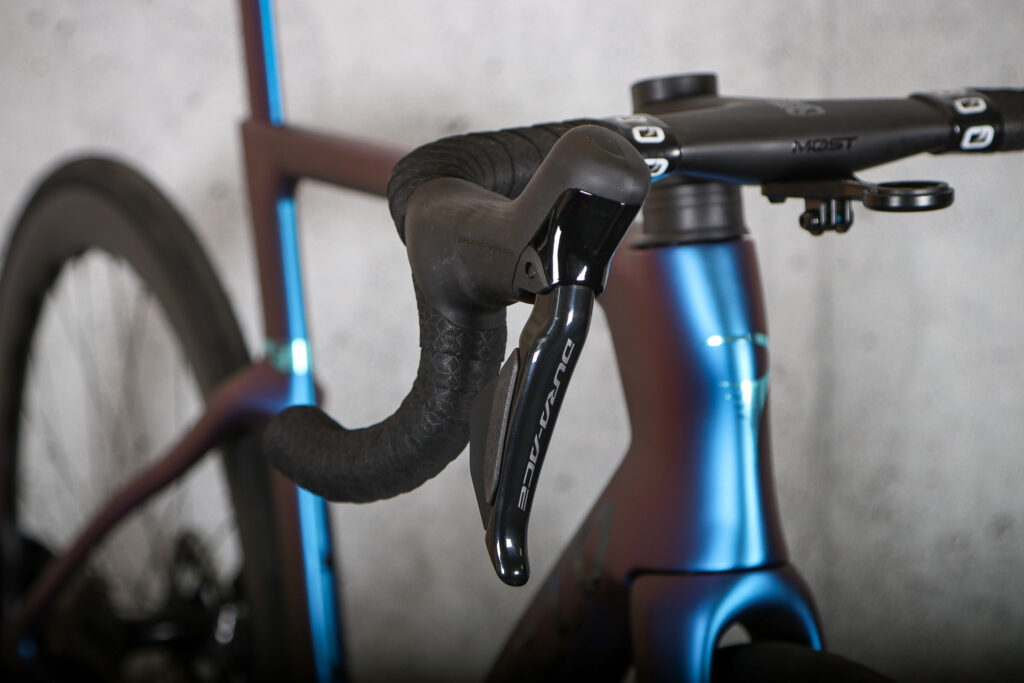 2024 Pinarello Dogma F Dura Ace Di2 – lever.jpg