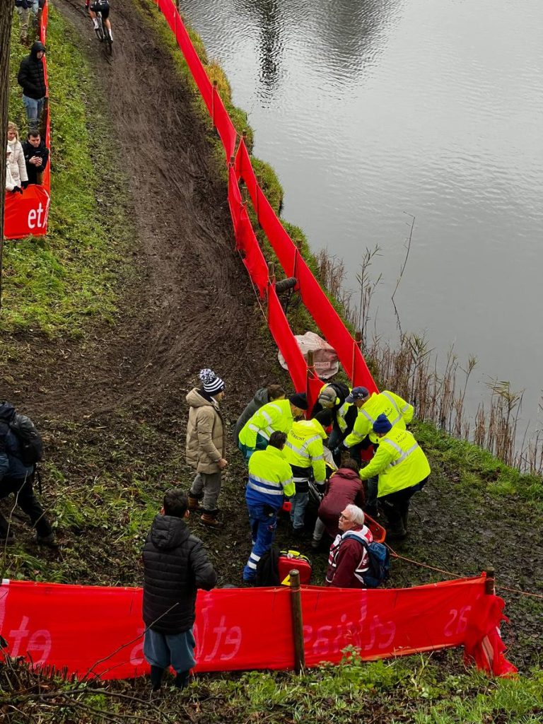 Cat Ferguson crash, Hulst cyclocross World Cup, 2024