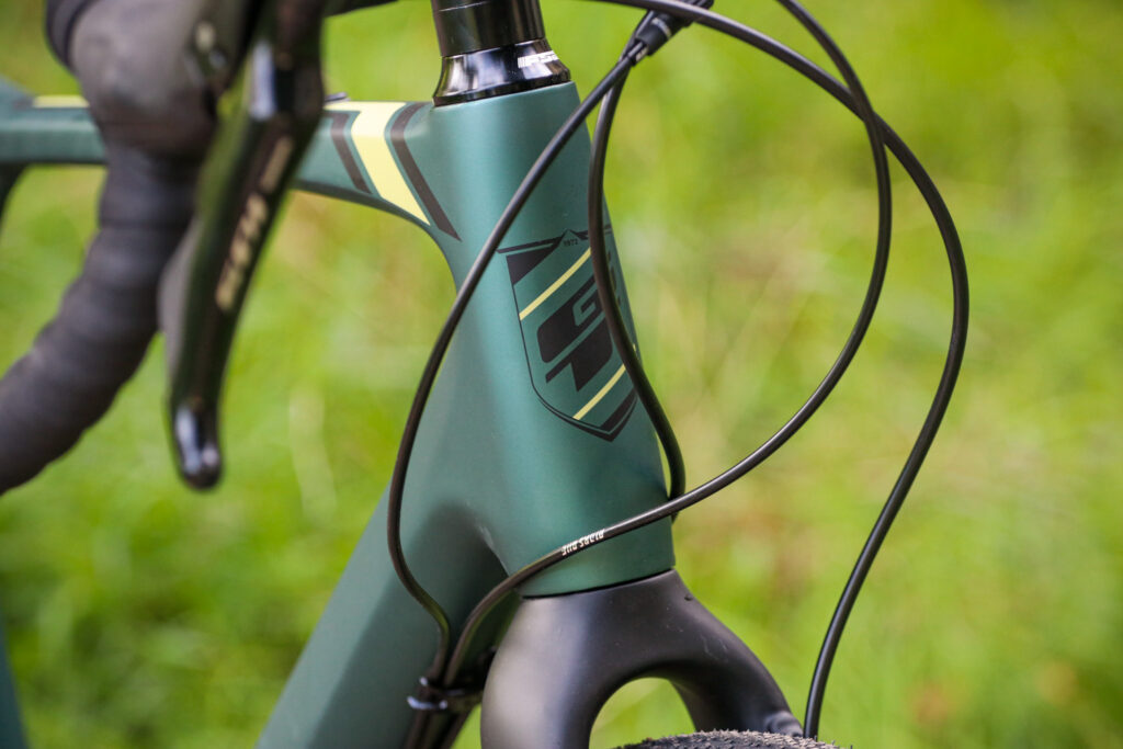 GT Grade Carbon Expert – head tube badge.jpg