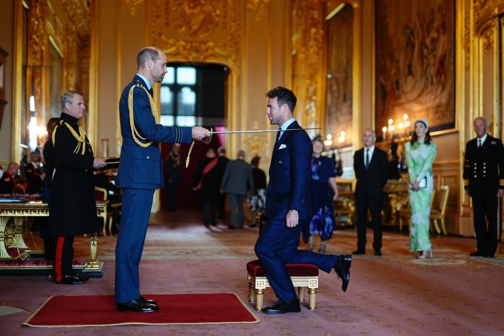 Mark Cavendish knighted by Prince William (Aaron Chown)