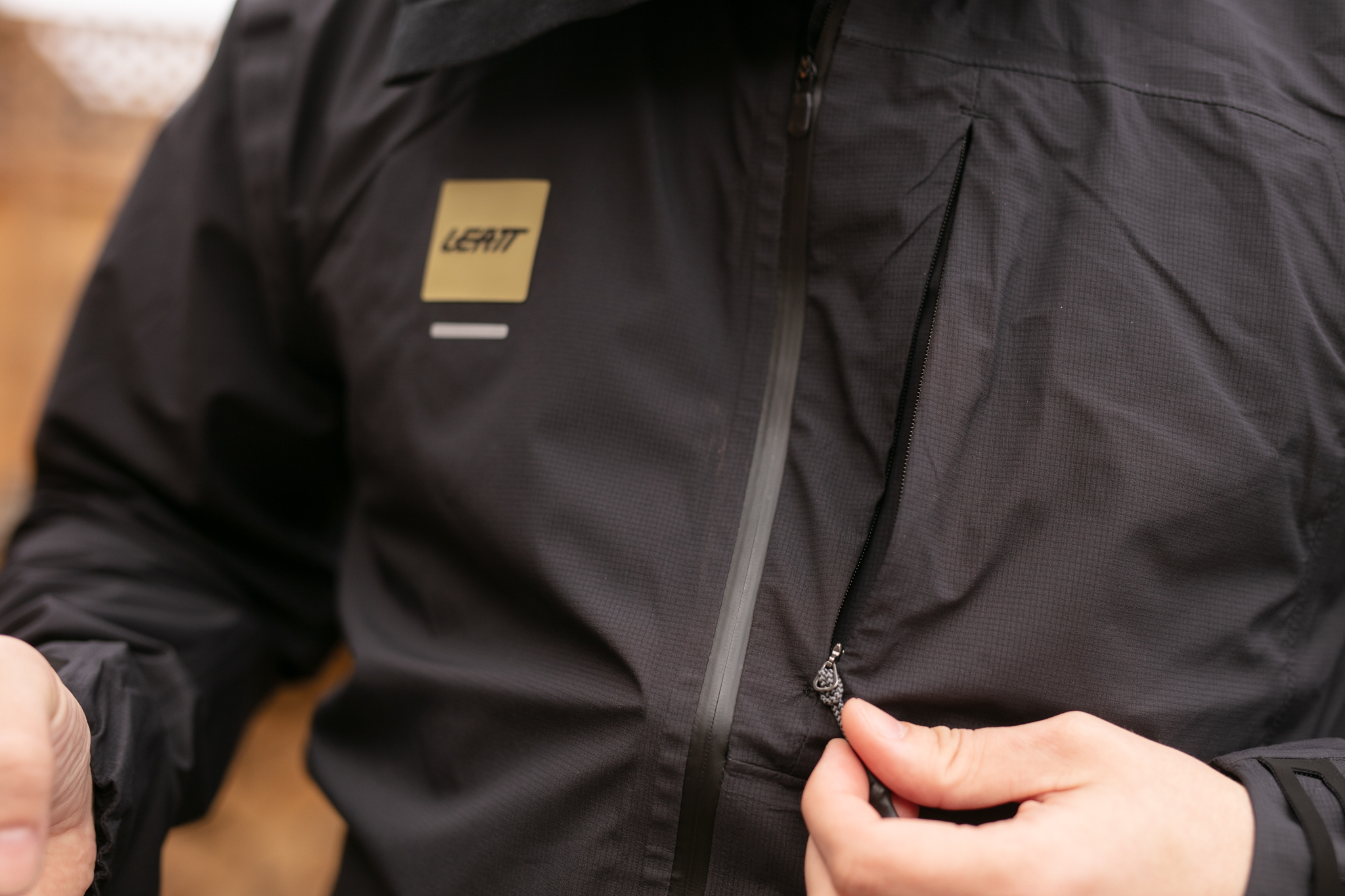 2026-leatt-hydradri-6.0-jacket-check-pocket.jpg