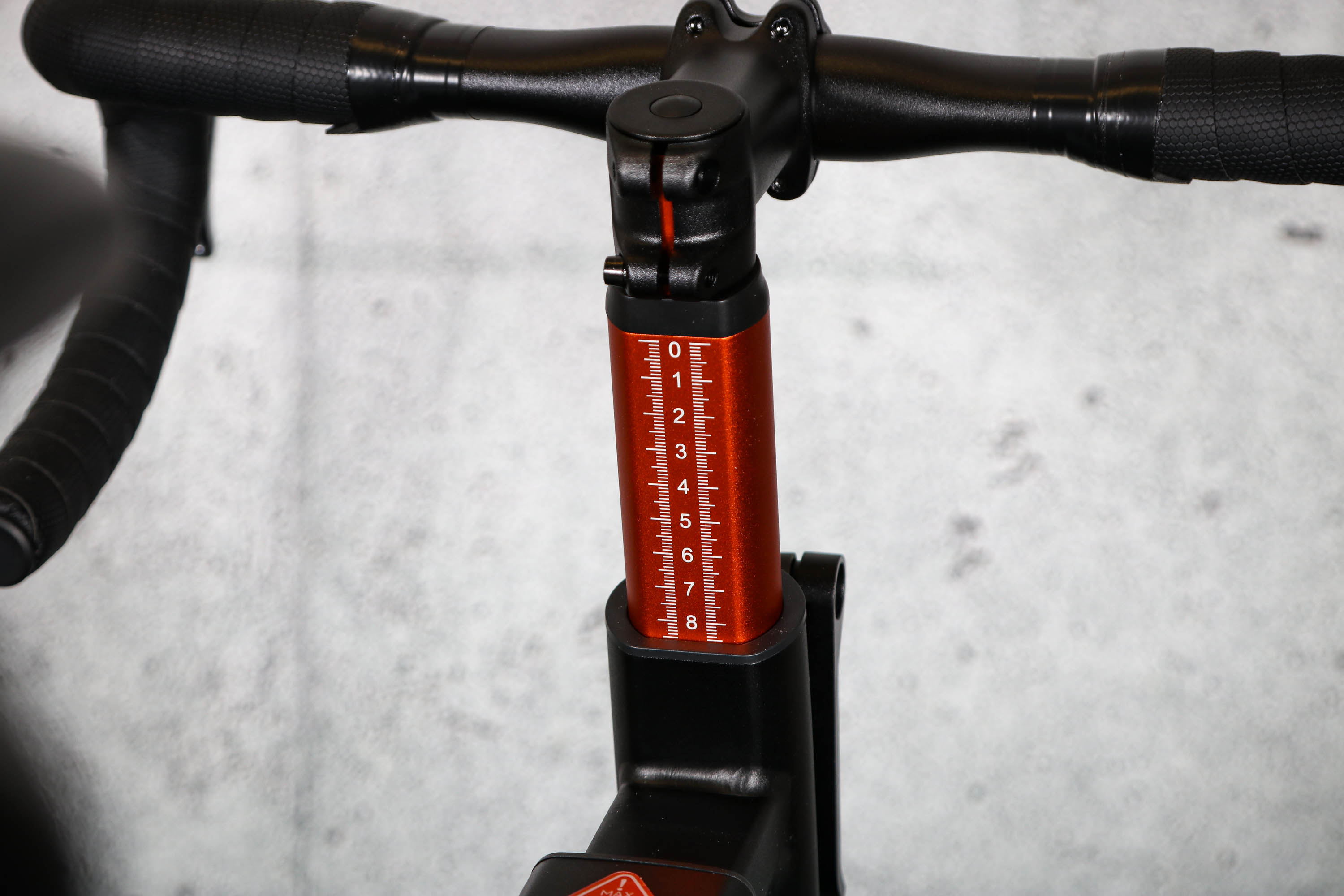 2025-Cycplus-T7-Smart-Bike-bar-height-markers.jpg