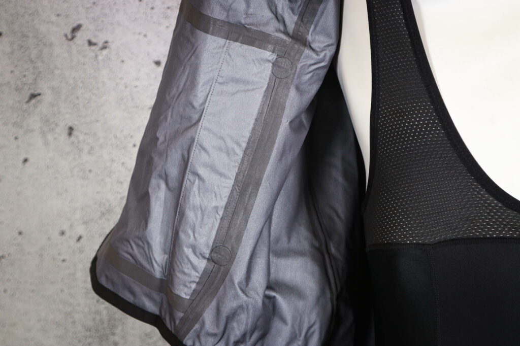 2025-poc-mens-motion-rain-mtb-jacket-taped-seams.jpg