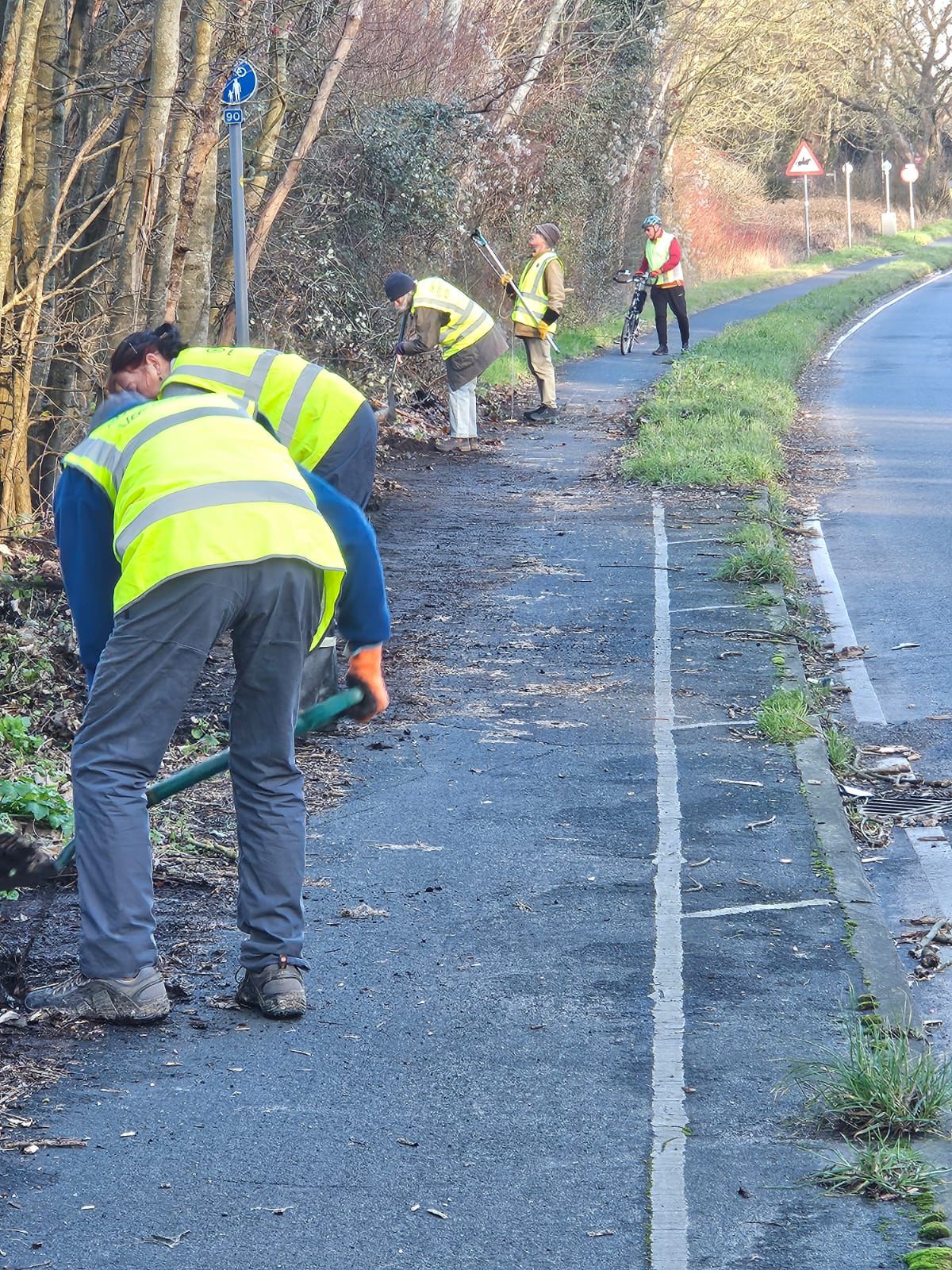 Cycle Lewes Quick Wins volunteers clearing cycle lanes 3