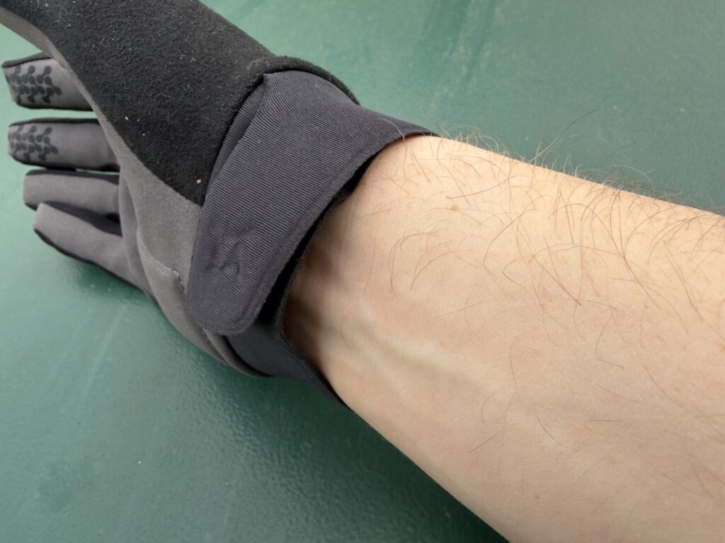 2026-madison-freewheel-gloves-cuff.jpeg