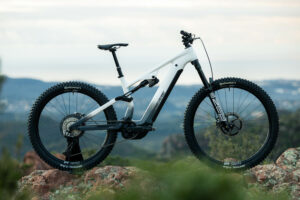 2026 Lapierre Overvolt AM CF white