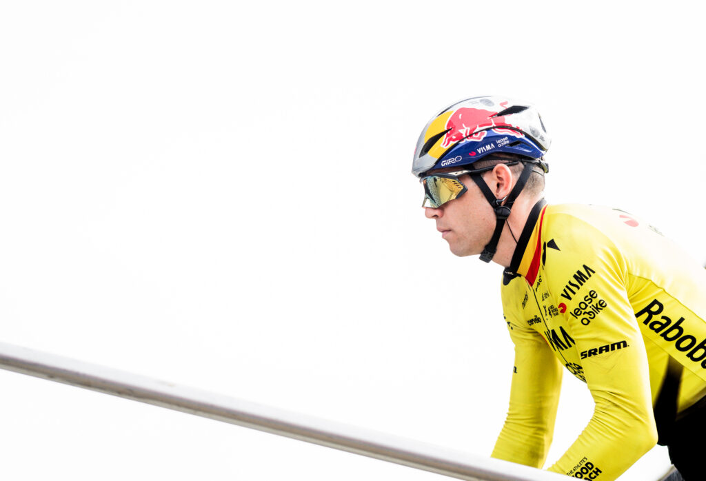 Wout van Aert prepares to sign on in Compi&egrave;gne, 2026 Paris-Roubaix