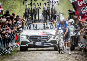 Disaster for Mathieu van der Poel on the Arenberg, 2026 Paris-Roubaix